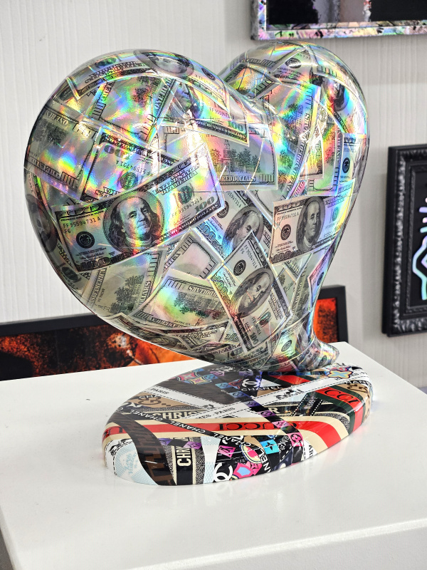 Holographic resin sculpture in the shape of a heart - limited edition 2